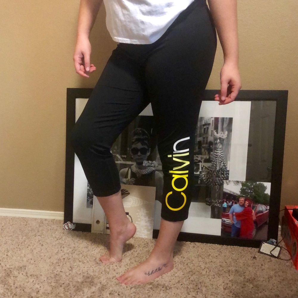 ✨NEW W/ TAGS✨Calvin Klein Cropped Leggings🖤